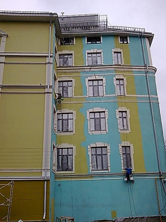 покраска фасада здания при помощи альпинистов